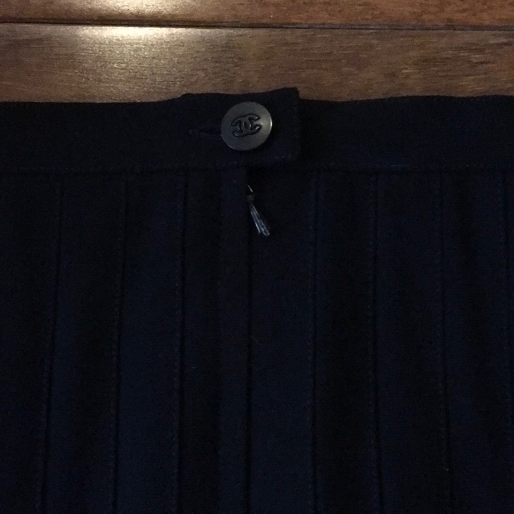 Black Chanel pleated skirt - Picture 6 of 8